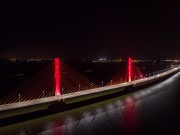 Ponte Anita Garibaldi em clima de Natal com as cores verde e vermelho