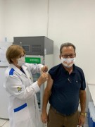 Prefeito de Maracajá recebe vacina contra a Covid-19 na faixa de 64 anos