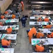 Mais de 2,1 mil presos começam a receber treinamento para trabalhar na indústria têxtil