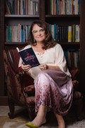 Psicóloga lança primeiro livro com sessão de autógrafo em Criciúma