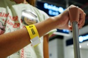 Ver&atilde;o Seguro: Pol&iacute;cia Civil amplia distribui&ccedil;&atilde;o de pulseirinhas para identificar crian&ccedil;as em SC