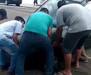 Carro cai em buraco na Rua Marcos Rovaris em Içara