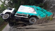Três homens ficam feridos após caminhão de coleta de lixo tombar em Treviso (SC)