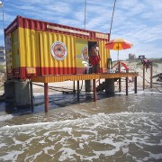 Domingo de ressaca na beira-mar em Balneário Rincão surpreende banhistas
