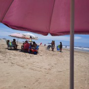 Terça-feira de sol e poucas pessoas na praia em Balneário Rincão