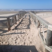 Areia e buraco em passarela prejudicam acesso até a praia em Rincão