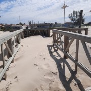Areia está invadindo passarela de acesso a praia em Balneário Rincão