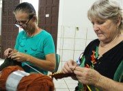Clube de Mães de Içara confecciona toucas de lã para doação em parceria com a Rio Deserto