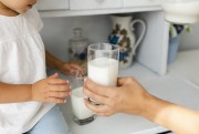 Quase 16 mil litros de leite foram doados por meio do Projeto Leite Solidárioo