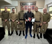 Sargento Fernandes recebe homenagens por servi&ccedil;os prestados na PM