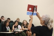 Programa Bilíngue do Colégio Satc utiliza livros regionais para aprendizagem