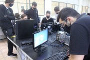 Alunos da Satc recuperam computadores de escola da rede pública  