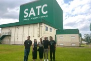 Ex-aluno da Satc e engenheiro da European XFEL, visita espaços da instituição