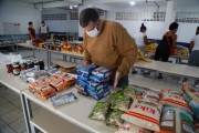 Educação entrega de 50 mil kits de alimentos a alunos beneficiados pelo Bolsa Família