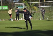 Atl&eacute;tas do Crici&uacute;ma E.C. realizam treinos t&aacute;tico e t&eacute;cnico durante o feriado