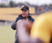 Eduardo Baptisra comanda treino do Crici&uacute;ma E.C. no CT do Tigre