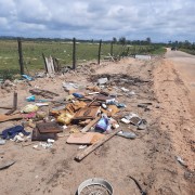 Acesso &agrave; beira-mar de Balne&aacute;rio Rinc&atilde;o est&aacute; sendo usado como lix&atilde;o