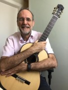 Voz e violão em live com professor no projeto Quintas Culturais da Unesc