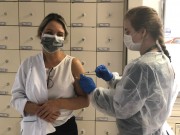 Colaboradores e médicos do HSJosé recebem a primeira dose da vacina 