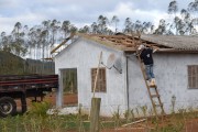 Ventos fortes deixam rastro de destruição em Jacinto Machado