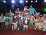 Crianças se divertem com a doação de brinquedos na Vila Natalina