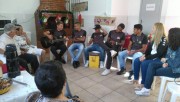 Atletas do sub-17 visitam Casa Maria Tereza