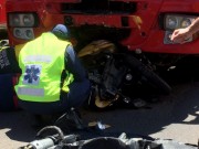 Motociclista morre em colisão violenta contra caminhão na SC-445