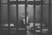 Pelo crime de tortura, três agentes prisionais são condenados e demitidos em SC