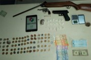 Polícia Militar de Araranguá apreende arma de fogo, drogas e dinheiro