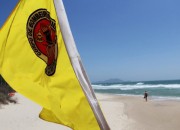 Cores das bandeiras de sinalização nas praias para o verão