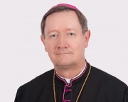 Bispo anuncia transferências e ordenação de viúvo