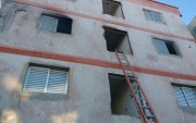 Bombeiros combatem incêndio em edifício em reforma