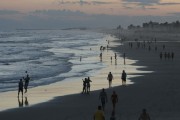 Calor e mar calmo levam centenas de pessoas ao litoral