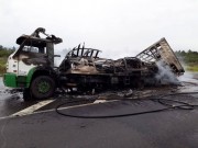 Incêndio deixa totalmente destruído caminhão