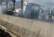Caminhão pega fogo após acidente na BR-101 em Maracajá