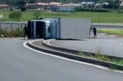 Caminhão tomba na pista ao sair da Via Rápida em Poço Oito