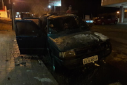 Fiat Uno pega fogo na Rua Vitória, no Centro de Içara