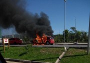 Carro pega fogo em frente ao Parque das Nações