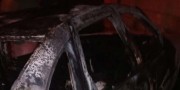 Interior de veículo é atingido por incêndio em pátio de residência