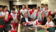 Atletas apresentam medalhas conquistadas para o governador