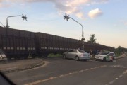 Motorista colide contra vagões de trem em movimento