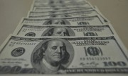 Dólar bate recorde na bolsa e fecha em R$ 5,84 após corte de juros no país