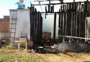 Incêndio destrói casa após propriedade ser desocupada