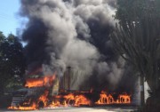 Scania com bitrem é tomada pelo fogo no bairro Primeira Linha