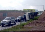 Caminhão tomba no acesso ao Anel Viário em Içara