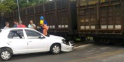 Veículo colide em trem na Rua Vitória