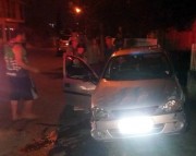 Veículo estacionado na Rua Anita Garibaldi é atingido em acidente
