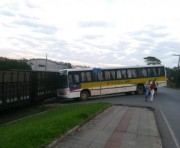 Ônibus escolar é atingido por vagão devido a espera próxima da ferrovia
