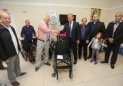 Eduardo Moreira entrega cadeiras de rodas para asilo de Crici&uacute;ma