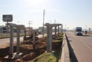 Passarela começa a ter pilares instalados, na BR-101 catarinense
